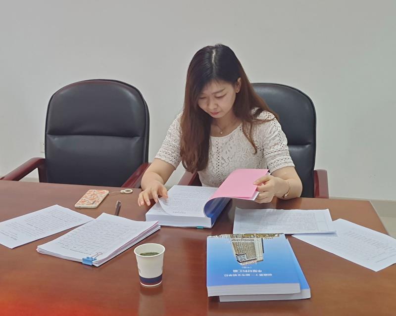 考評(píng)驗(yàn)收組人員現(xiàn)場查閱資料.jpg