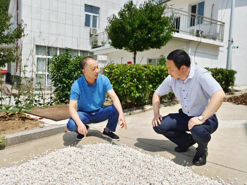 F:\集團(tuán)信息宣傳\集團(tuán)網(wǎng)站\集團(tuán)信息報匯總表\榮扎厚走訪調(diào)研2.jpg